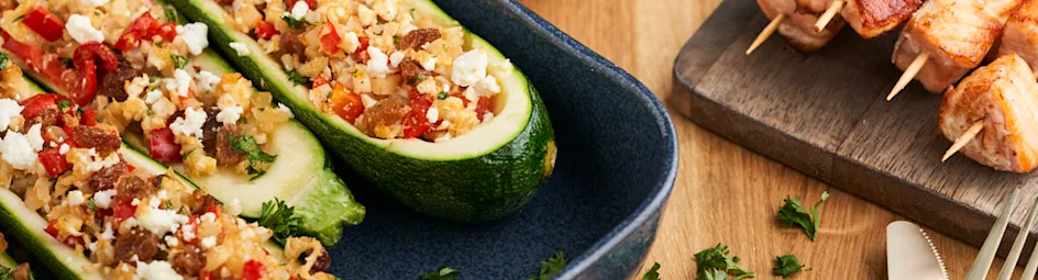 Gevulde courgettes met bloemkoolrijst en zalmspiesjes