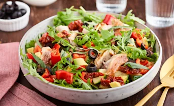 Mediterrane pastasalade met gerookte makreel