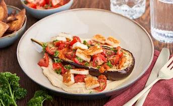 Hummus bowl met aubergine en halloumi