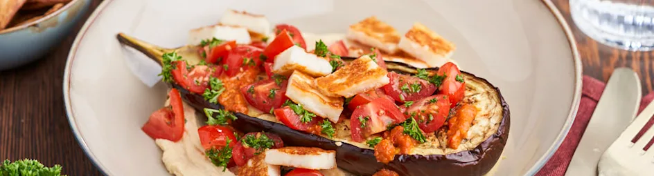 Hummus bowl met aubergine en halloumi