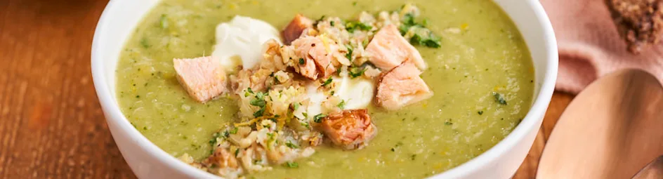 Courgettesoep met gerookte zalmblokjes en broodsoldaatjes