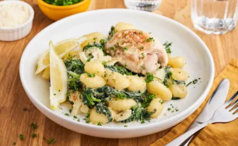 Kip in wittewijnsaus met gnocchi en spinazie