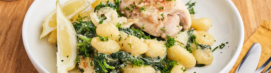 Kip in wittewijnsaus met gnocchi en spinazie
