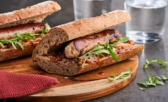 Broodje curry worst van de barbecue