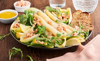 Witte-aspergesalade met venkeltoast en Hollandse garnalen