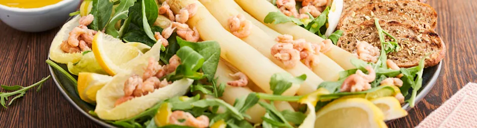 Witte-aspergesalade met venkeltoast en Hollandse garnalen