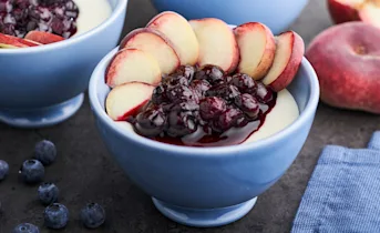 Zelfgemaakte pudding met wilde perzik en blauwe bes