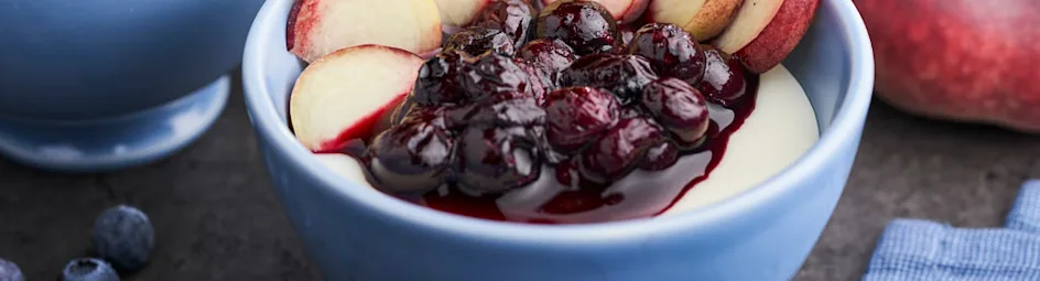 Zelfgemaakte pudding met wilde perzik en blauwe bes