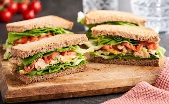 Broodjes mango-kipsalade met sla