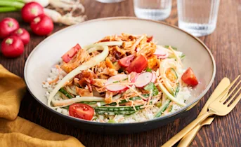 Pulled jackfruit bowls met bloemkoolrijst en zomerse slaw