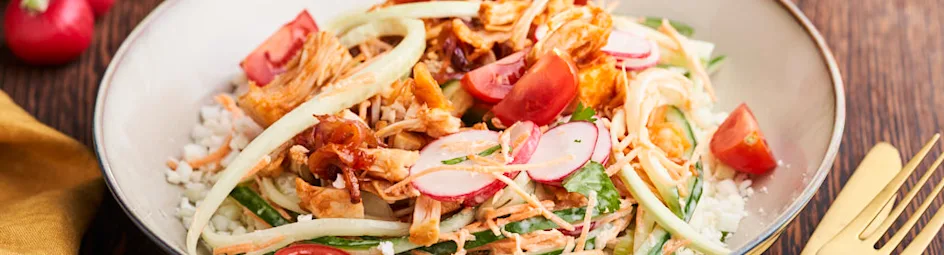 Pulled jackfruit bowls met bloemkoolrijst en zomerse slaw