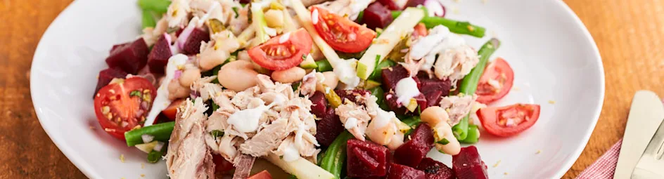 Zomerse bietensalade met makreel en mieriksworteldressing