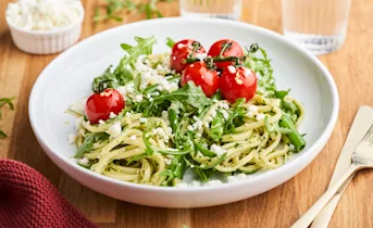 Pasta pesto met gebakken tomaatjes, sperziebonen en feta
