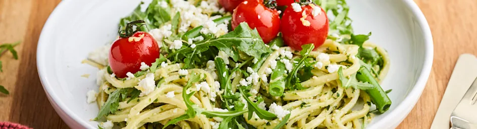 Pasta pesto met gebakken tomaatjes, sperziebonen en feta