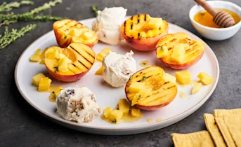Gegrilde perziken met mango, tijmhoning en ijs