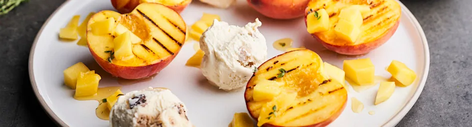Gegrilde perziken met mango, tijmhoning en ijs