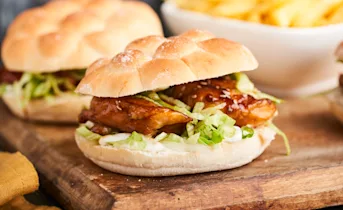 Oranje burgers met sticky sinaasappelkip en friet