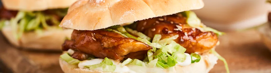 Oranje burgers met sticky sinaasappelkip en friet