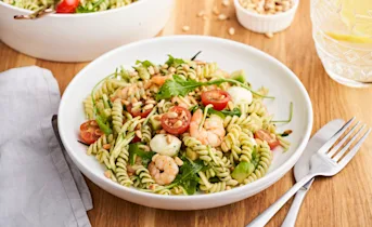 Pastasalade met courgette, mozzarella en garnalen