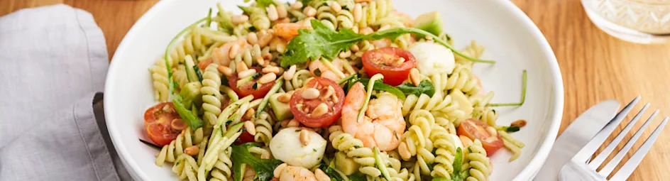 Pastasalade met courgette, mozzarella en garnalen