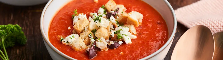 Tomaten-paprikagazpacho met feta-olijvencrumble