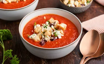 Tomaten-paprikagazpacho met feta-olijvencrumble