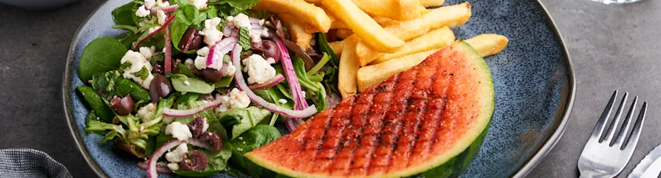Watermeloen steaks met frietjes en sla