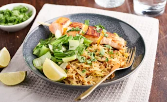 Gebakken rijst met paksoi en vis van de bbq