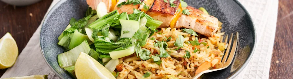 Gebakken rijst met paksoi en vis van de bbq