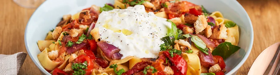 Pasta met geroosterde groenten, burrata en pangrattato