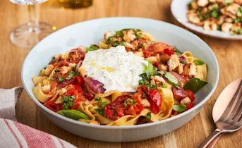 Pasta met geroosterde groenten, burrata en pangrattato