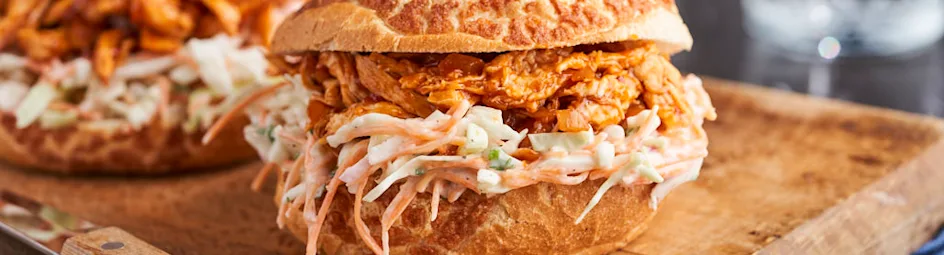 Broodje pulled chicken met barbecuesaus en coleslaw