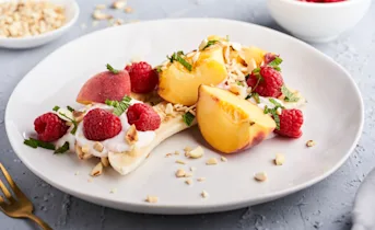 Zomerse bananensplit met perzik en frambozen