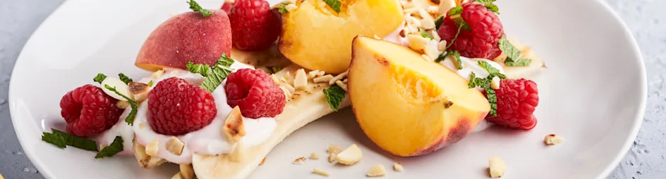 Zomerse bananensplit met perzik en frambozen