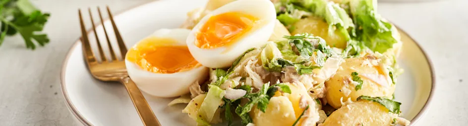 Aardappelsalade met andijvie en gerookte makreel