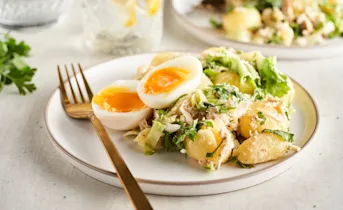 Aardappelsalade met andijvie en gerookte makreel