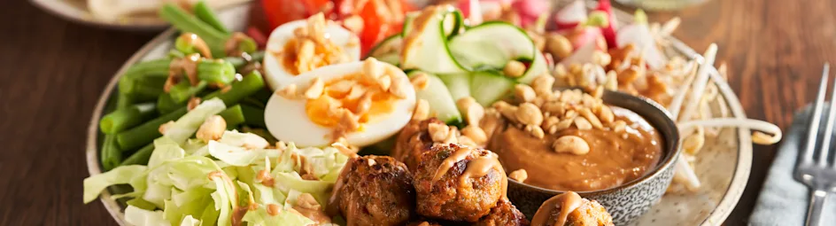 Gado gado met vegetarische groenteballetjes