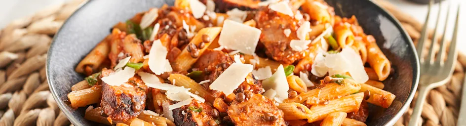Pasta met worstjes en linzen