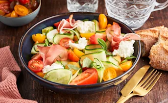 Meloensalade met mozzarella en gedroogde ham