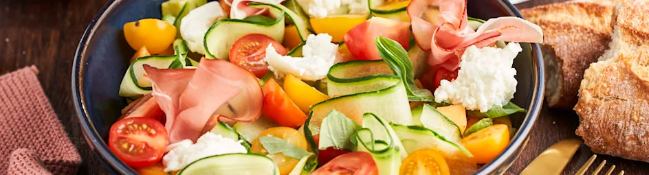 Meloensalade met mozzarella en gedroogde ham
