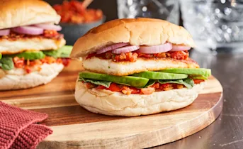 Halloumiburgers met rokerige paprikaspread