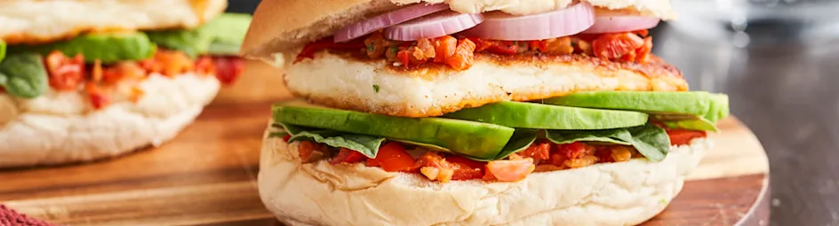 Halloumiburgers met rokerige paprikaspread