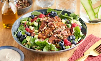 Salade met vegetarische kip, avocado en frambozen
