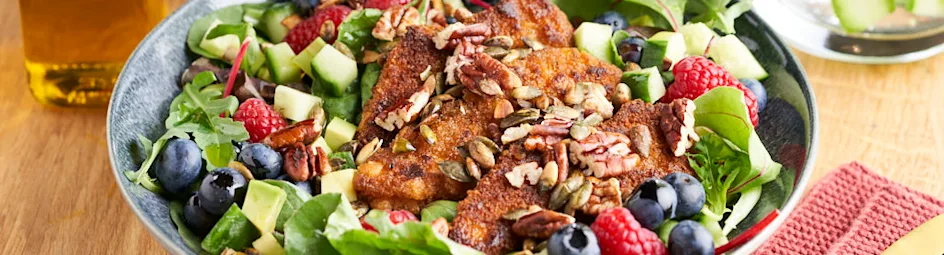 Salade met vegetarische kip, avocado en frambozen