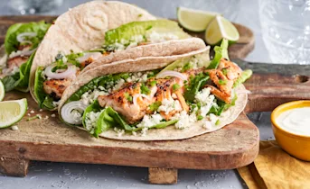 Zalmtaco’s met kruiden-bloemkoolrijst