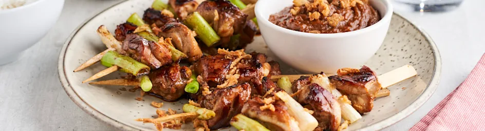 Malse kipsaté met rijst en een Aziatische salade