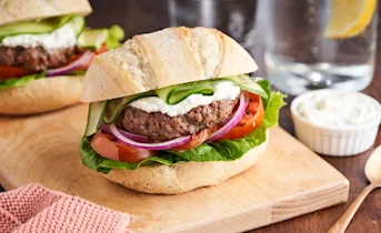 Griekse hamburgers met fetaspread en gegrilde tomaat