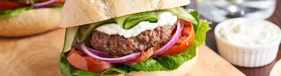 Griekse hamburgers met fetaspread en gegrilde tomaat