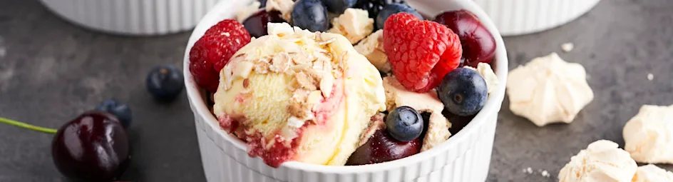 Zomerse eton mess met ijs en rood fruit