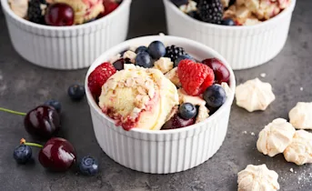 Zomerse eton mess met ijs en rood fruit